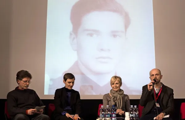 O Pasoliniju so pred portretom mladega umetnika  razpravljali (z leve) 
Luciano de Giusti, Chantal Vey, Angela Felice in moderator Massimiliano Schiozzi iz združenja Cizerouno.