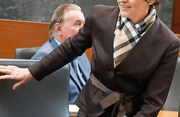 Ministrica je povrnila ves prejeti neto znesek v skupni višini 
13.977 evrov.