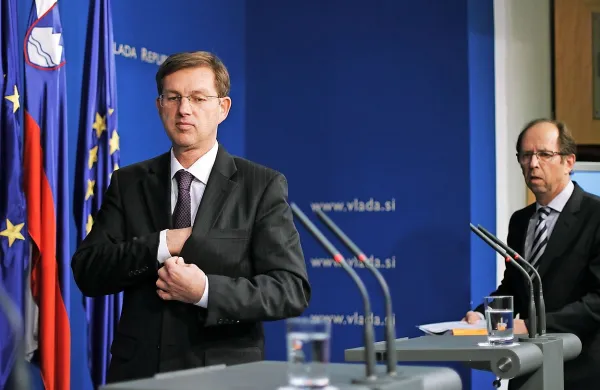 Dušan Mramor je odstop zaradi nepravilnosti pri izplačevanju 
dodatkov za stalno pripravljenost na fakulteti ponudil, a mu je 
premier Miro Cerar stopil v bran.