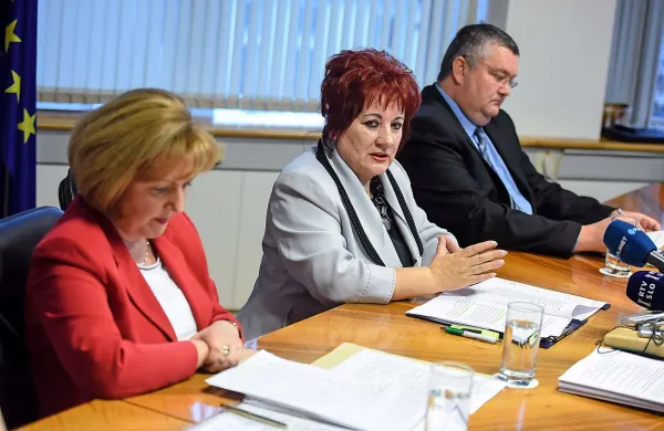 Varuh človekovih pravic je  na ustavno sodišče vložil zahtevo 
za presojo ustavnosti novele zakona o obrambi, ki Slovenski 
vojski podeljuje nekatera policijska pooblastila. Varuh  ustavnemu sodišču predlaga, naj sporno določbo zakona 
razveljavi, do odločitev pa zadrži njeno izvajanje. Po besedah 
varuhinje Vlaste Nussdorfer  (v sredini) bi bila še najhitrejša 
rešitev, če bi vlada predlagala spremembe zakona. 