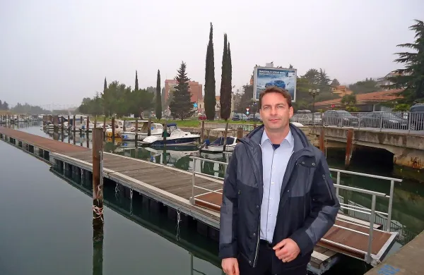 Direktor Marine Portorož Sebastjan Selan pred  novim plavajočim pomolom, kjer bo na voljo 
novih 24 priveznih mest. Za naložbo so odšteli 70.000 evrov. 