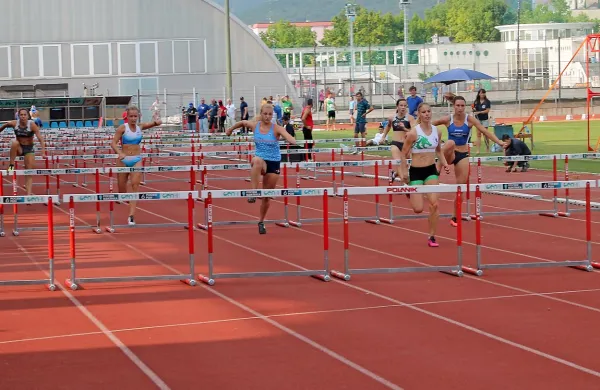 Tina Slejko (AK Gorica, desno) je napredovala na peto mesto 
v teku na 100 m z ovirami. 