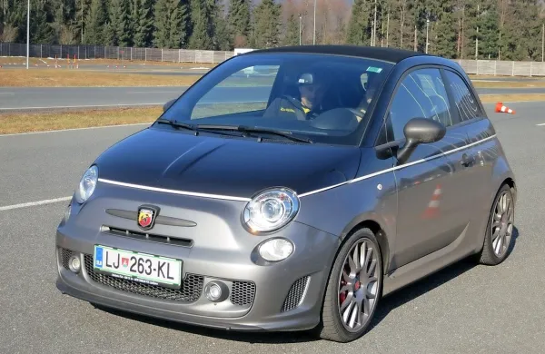Abarth competizione premore kar 180 konjičkov, ki “fičota” 
izstrelijo kot iz topa