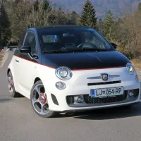 Abarth turismo s 140 konjskimi močmi je odličen kompromis med mestnim malčkom in občasnim športnim 
divjakom.