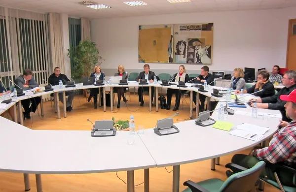 Ali divaški občinski svetniki pri svojem delu in ravnanju 
upoštevajo etični kodeks, ki so ga sprejeli lani,  bo odslej 
preverjalo  posebej za to ustanovljeno častno razsodišče.  