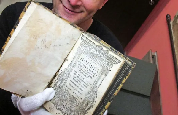 Peter Štoka z domoznanskega oddelka koprske  knjižnice kaže  novo pridobitev,  izvod Divusovega prevoda 
Homerjeve Odiseje iz leta 1537. Ob njem so na kupčku 
še druge štiri knjige Divusovega opusa. 
