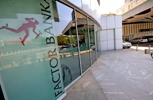 Factor banka in Probanka, ki sta v postopku nadzorovane 
likvidacije, bosta bančno licenco vrnili prihodnji teden in tako  
ugasnili. 