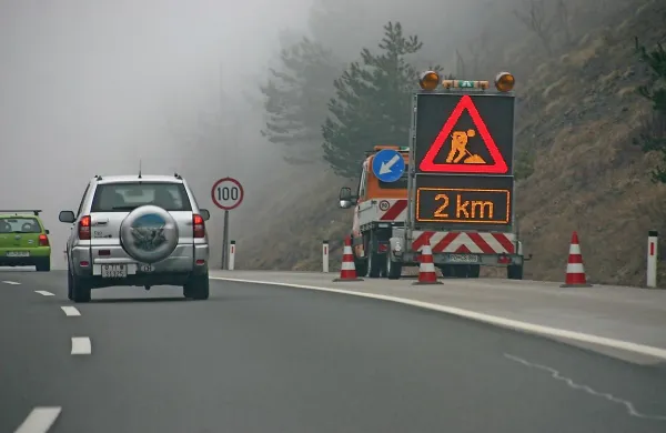 Označb na prikolicah Dars ob megli ne postavlja zaradi 
nevarnosti, da bi se vozniki vanje zaleteli.