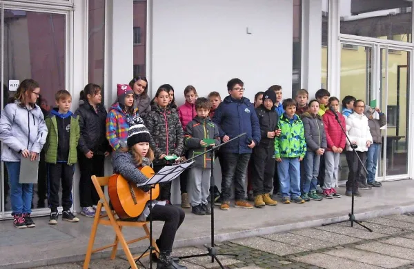 Učenci in učitelji OŠ Danila Lokarja Ajdovščina pred kulturnim praznikom občanom delijo kulturo.