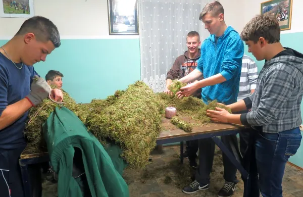 Fantje si pri šivanju mahovega oblačila za Pusta “pridelajo” 
marsikakšen žulj. 