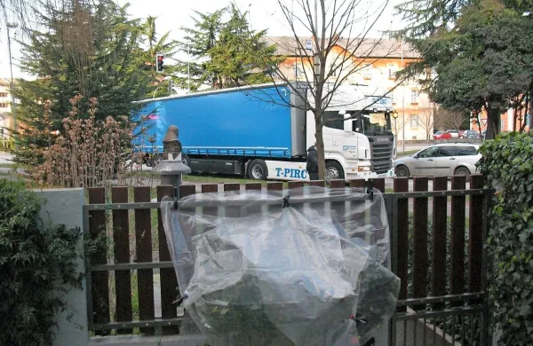 Tovornjaki vozijo tik ob blokih sredi mesta, čeprav  ne bi smeli. 
Znaki jih ne ustavijo. 
