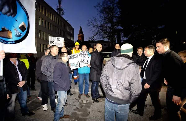 Jezni delavci Luke pričakali ministra Ga&scaron;per&scaron;iča pred TV Koper (foto+video)