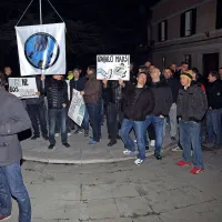 Jezni delavci Luke pričakali ministra Ga&scaron;per&scaron;iča pred TV Koper (foto+video)
