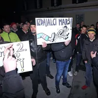 Jezni delavci Luke pričakali ministra Ga&scaron;per&scaron;iča pred TV Koper (foto+video)