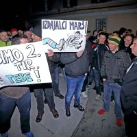 Jezni delavci Luke pričakali ministra Ga&scaron;per&scaron;iča pred TV Koper (foto+video)