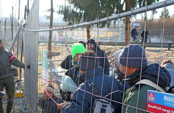 Avstrija je napovedala “dnevno zgornjo mejo” za sprejem 
migrantov na avstrijski južni meji s Slovenijo. 