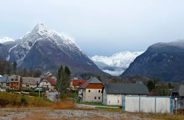    Bovec bo dobil urejeno vstopno cesto od  priključka na 
obvoznico pri  bencinskem  servisu  do   centra naselja. 