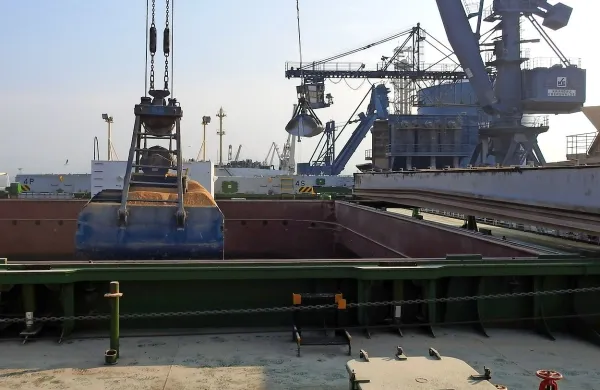 Z ladij Goutou 301 in 303 so raztovorili rekordnih  71.000 ton 
soje.