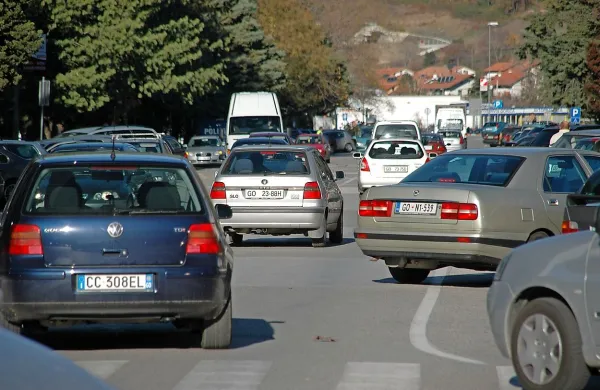 Alkoholne ključavnice bodo umeščene v vozilo, voznik pa bo 
moral pred prižigom avtomobila pihniti v napravo. Če bo 
voznik vinjen, se mu motor ne bo prižgal.