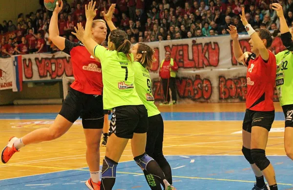 Jeseni je v Ljubljani  Špela Ferfolja (z žogo)  proti Krimu dosegla kar osem golov.