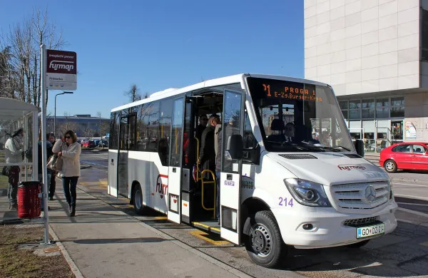 Novi izvajalec mestnega prometa, Avrigo, je moral dobaviti tudi večji in nizkopoden mini mestni avtobus.