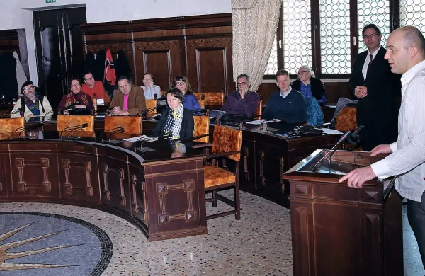 V zgledno zapolnjeni sejni dvorani Pretorske palače so 
uspešno izpeljali prvi mednarodni simpozij o Andreasu Divusu.  