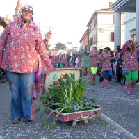H kmeticam so pri&scaron;li  Kremenčkovi, hipiji, godbe  ... (foto in video)
