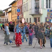 H kmeticam so pri&scaron;li  Kremenčkovi, hipiji, godbe  ... (foto in video)