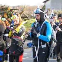 H kmeticam so pri&scaron;li  Kremenčkovi, hipiji, godbe  ... (foto in video)