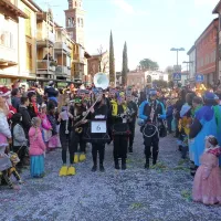 H kmeticam so pri&scaron;li  Kremenčkovi, hipiji, godbe  ... (foto in video)