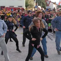 H kmeticam so pri&scaron;li  Kremenčkovi, hipiji, godbe  ... (foto in video)