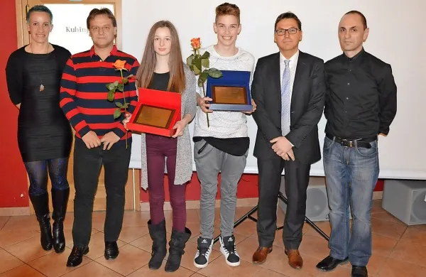 Bovčani upajo, da bosta Barbi Melihen in Tobi Gaberšček (v sredini) vztrajala in si nadela še mnogo  medalj.

