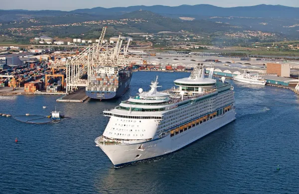 Skozi celo leto na potniškem terminalu pričakujejo 65 ladij z 
več kot 70.000 turisti.
