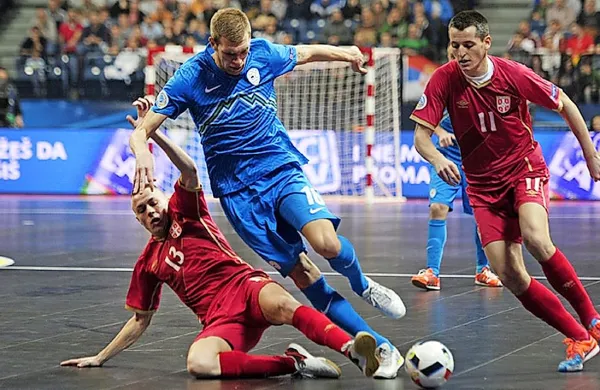 Slovenija (v modrih dresih) je visoko izgubila že prvo tekmo s 
Srbijo.