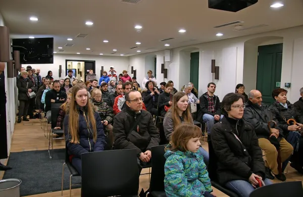 V konferenčni dvorani, ki je na novo urejena v graščini, je bilo 
zlasti veliko sežanskih občanov.