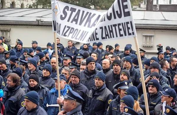Ta teden nadaljevanje pogajanj s stavkajočimi policisti