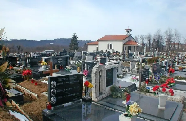 Krajevna skupnost Jelšane je bila ena redkih, ki je že doslej 
plačevala odvoz odpadkov s s pokopališča. Drugod se bodo 
tega morali šele navaditi. 