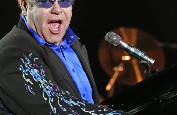  Današnji prvi festivalski večer bodo med drugimi popestrili 
Laura Pausini, Elton John (na fotografiji)  in Maitre Gims. 
