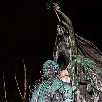 Prešeren se je v jutro kulturnega praznika zbudil odet v žico, 
njegova muza pa s kleščami v rokah.