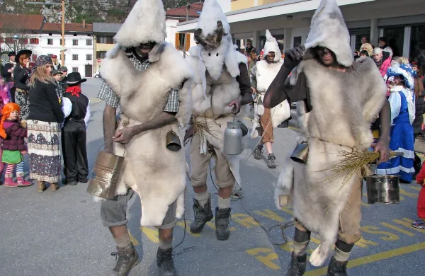  Sourenki neprestano tečejo in mažejo ljudi s pepelom.