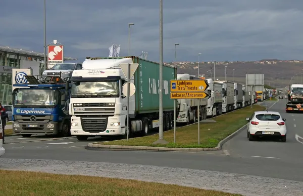 Ankaranska vpadnica se je danes skozi ves dan dušila v 
pločevini.