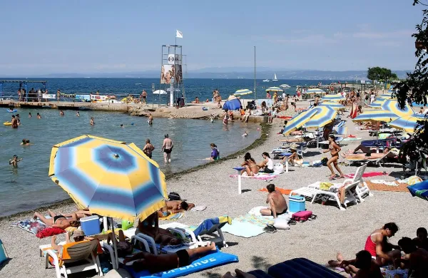 Lani poleti je par iz Ljubljane oprezal za žrtvami na plaži v 
Simonovem zalivu. 