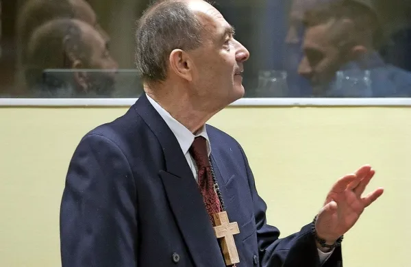 Obsojeni vojni zločinec, general vojske bosanskih Srbov med 
vojno v BiH Zdravko Tolimir je v ponedeljek umrl v Haagu.