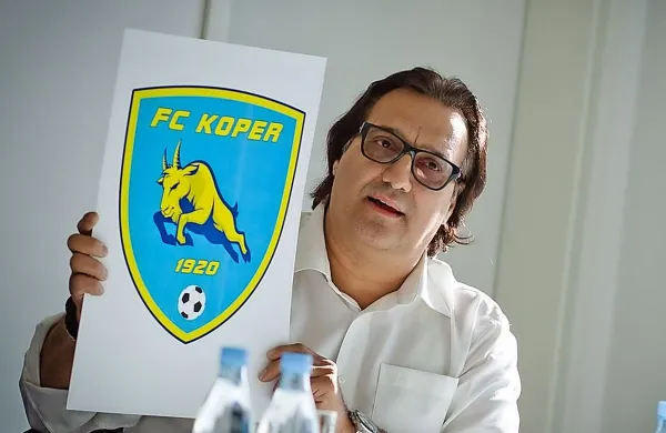 Goran Vasiljevič Vasko, v klubu zadolžen za marketing, z 
novim grbom.