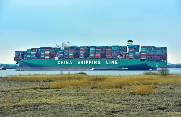  CSCL Indian Ocean, kitajske družbe China Shipping Line, ki 
lahko prevaža  19.100 TEU kontejnerjev in je  ena od največjih 
kontejnerskih ladij na svetu, je  nasedla na nemški reki Labi. 