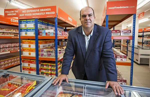 Ustanovitelj nizkocenovnega letalskega prevoznika EasyJet, 
britansko-ciprski tajkun in milijarder Stelios Haji - Ioannou v 
EasyFoodstoreu