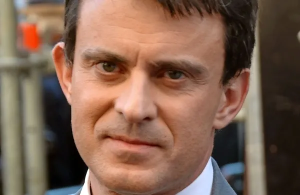 Premier Manuel Valls je  opozoril, da se Francija še vedno 
sooča s teroristično grožnjo, ki je “nedvomno večja kot pred 
13. novembrom lani”. 