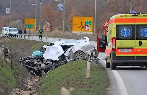 Včeraj nekaj minut po 16. uri se je na poreški obvoznici 
zgodila huda prometna nesreča, v kateri je življenje izgubila 
ena oseba.