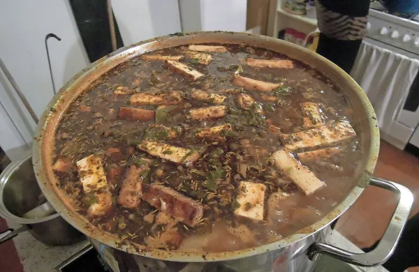 Inde kuhinja ima vse, kar potrebujejo kuharji, v njej pa 
kuhalnico vrtijo vsi, ki si to želijo.