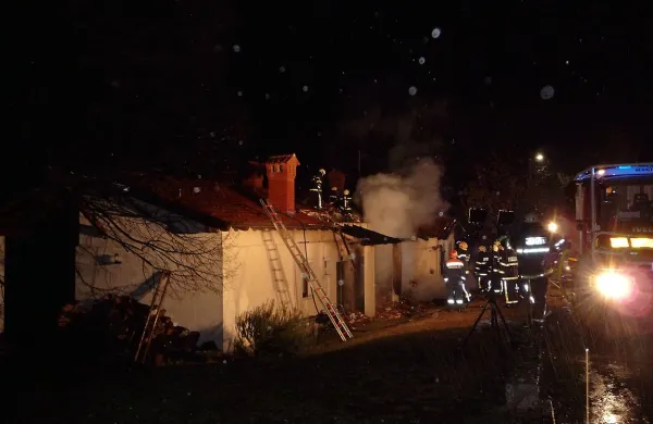 V torek zvečer je zagorelo na stanovanjski hiši v Plešivici. 
Požar so pogasili sežanski poklicni gasilci in prostovoljni 
gasilci iz Povirje in Sežane.